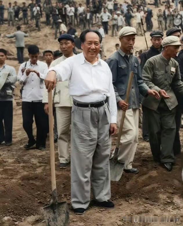 人民万岁！
@
1.实事求是：一切从实际出发，理论联系实际。
2.群众路线：一切