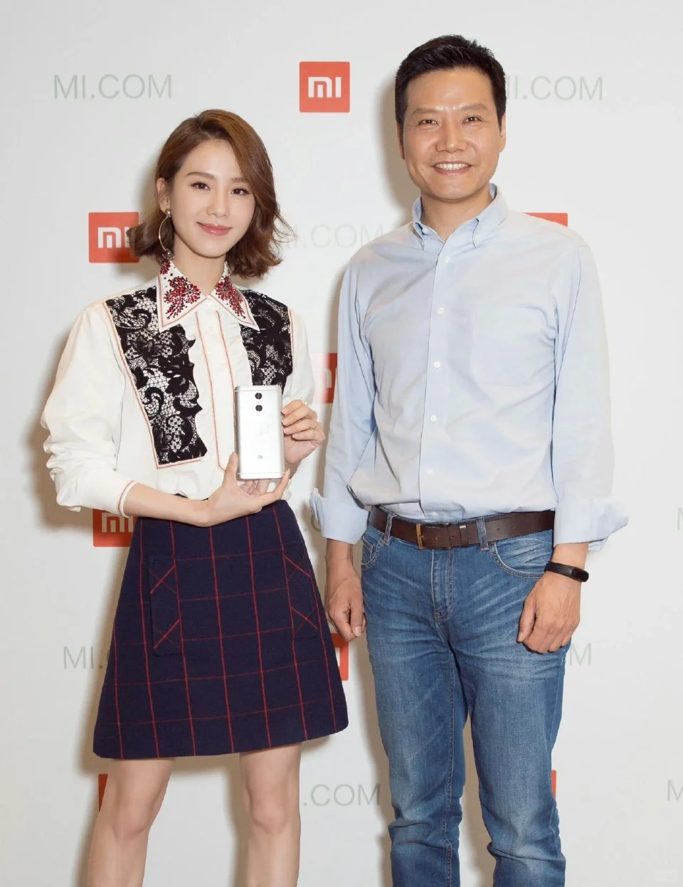 破次元壁的合照，原来是一姐代言过红米手机。