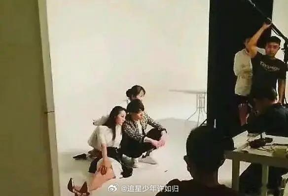 原来 Vogue 在 15 年的时候也做过 90 后主题大片，有迪丽热巴、华晨宇