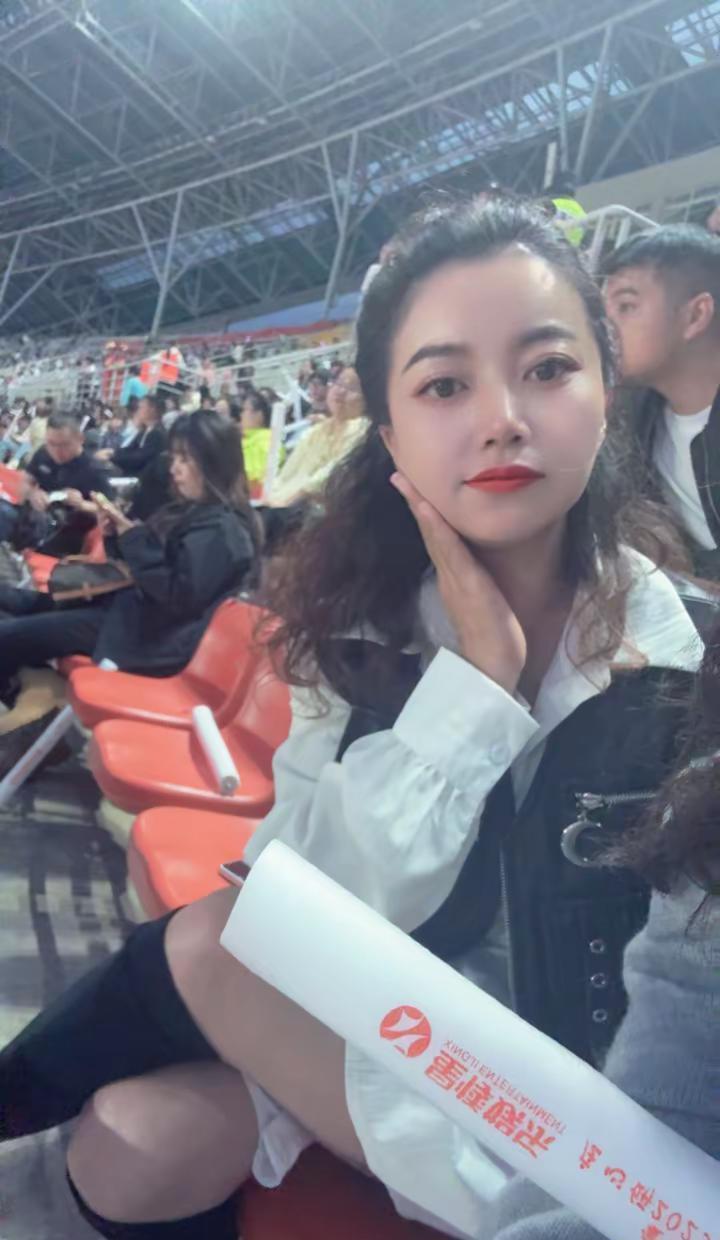 她们穿校服拍照，一个35岁，一个15岁，笑得一样疯。
不是母女，不是老师学生，是
