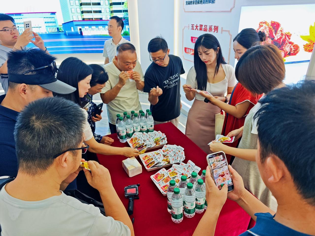 【网络名人探访天府烤卤】近日，网络名人咸宁行走进湖北天府烤卤。该项目总投资10亿