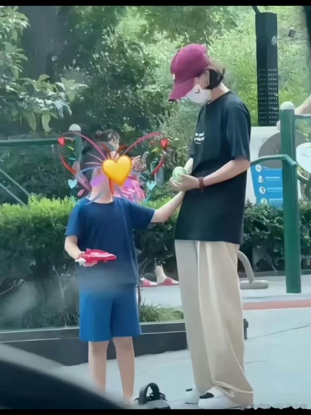看到冯绍峰和赵丽颖分开带孩子，两人因为同一个孩子分开上热搜，始终觉得他俩那场两年