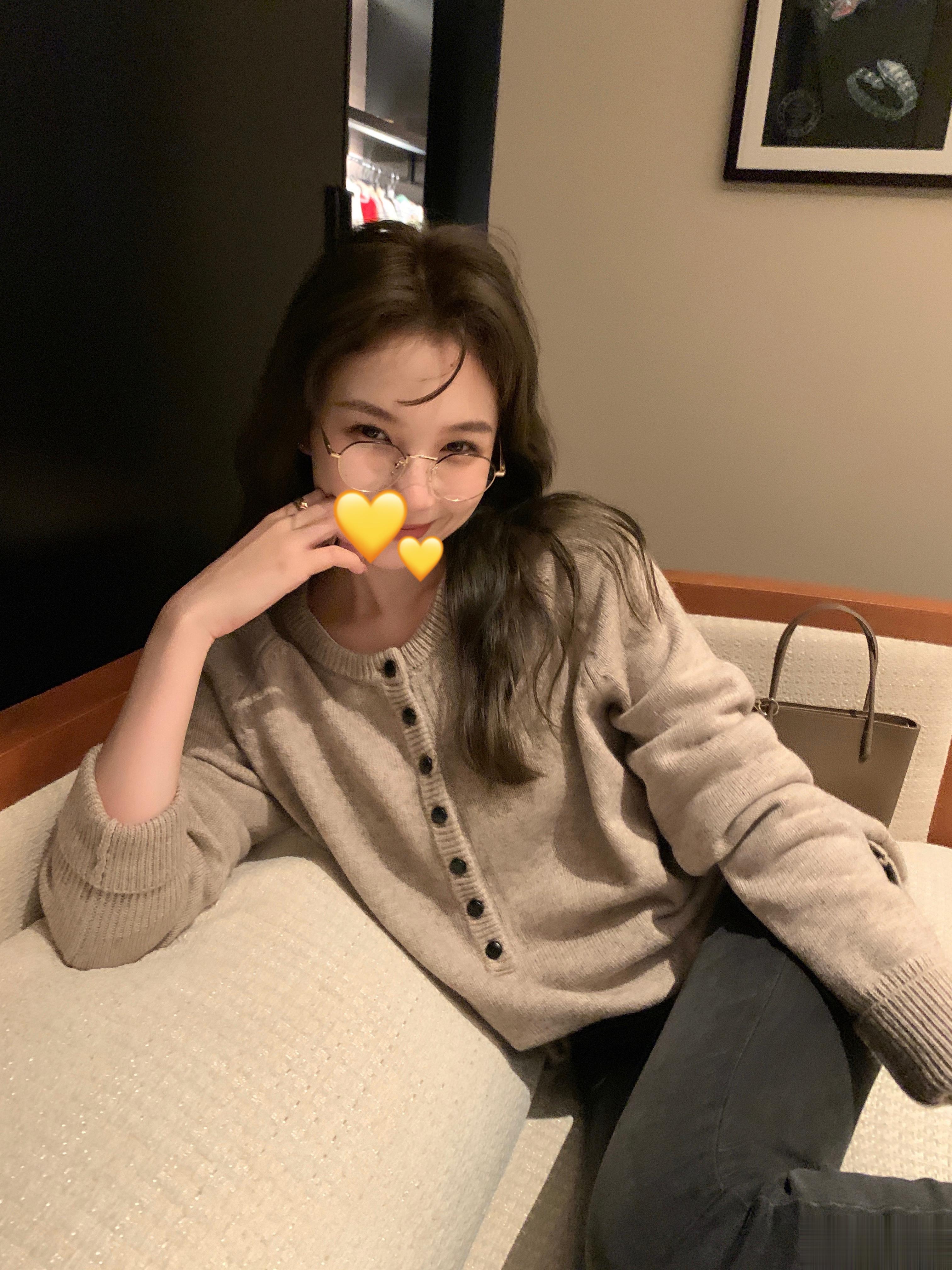 周末结束了 大伙都去干了啥～又要降温了 大家秋装买起来没？超喜欢这件 好温柔 还