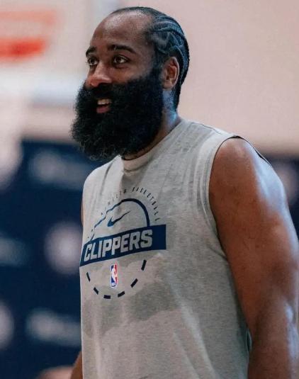 NBA突发地震级别的大交易，而这笔大交易的主角就是詹姆斯-哈登！今天据美国名记S