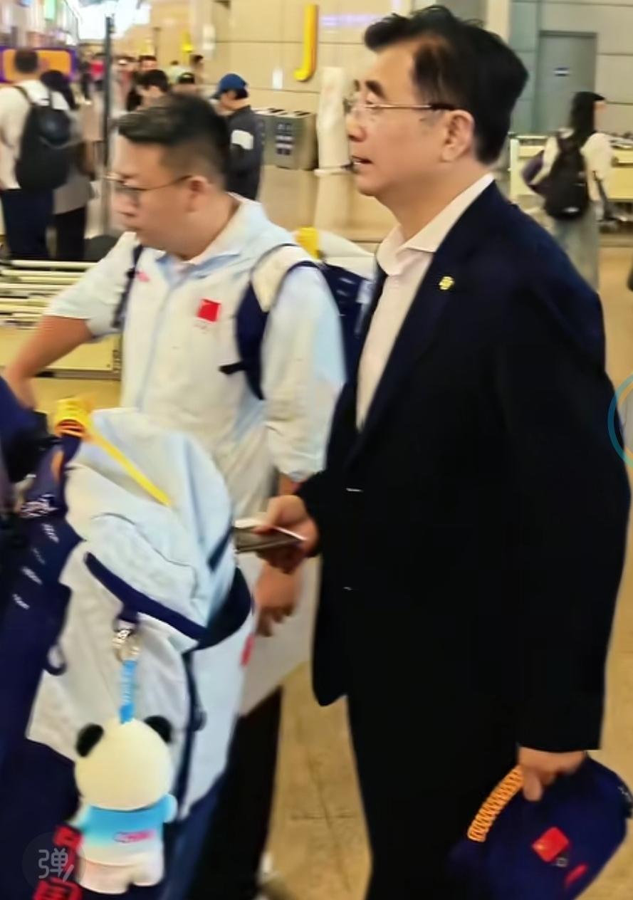 足协亲自跟随球队去名古屋加油助威！这一幕真的太暖心了！我们看到这是中国女足出征！