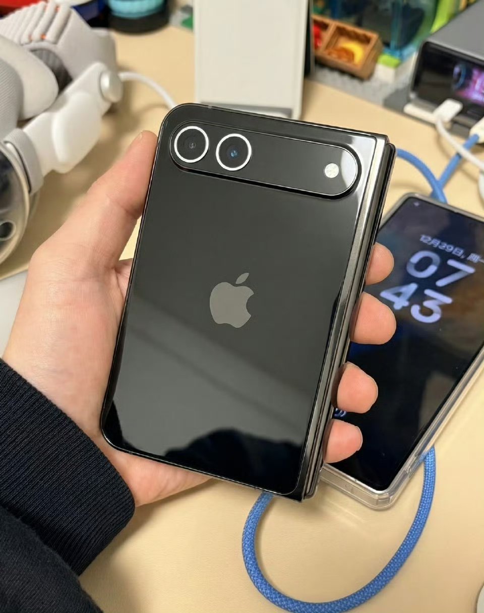 iPhone折叠屏上手苹果折叠屏手机应该史上最贵的 iPhone 了，你会冲吗 