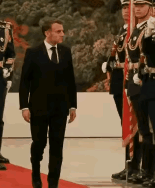 小马哥的身高究竟有多高？咋看起来比仪仗兵矮了一个头，这恐怕是拍摄角度问题吧，如果