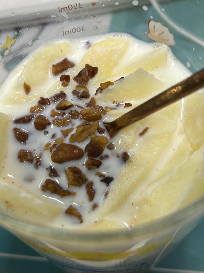 苹果烤奶成功！闻着比喝着香

是苹果味的牛奶，没有香精味的苹果味牛奶  哈哈
苹