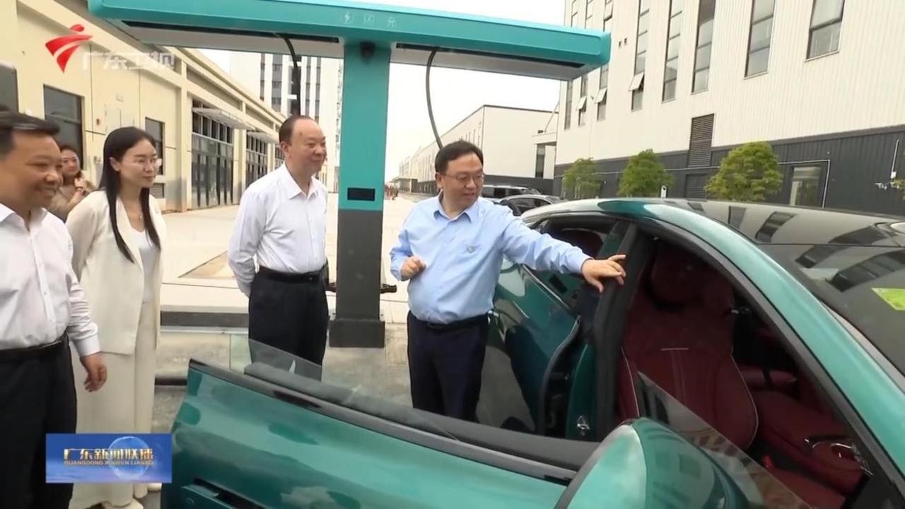 广东省委书记黄坤明在调研深汕比亚迪汽车工业园四期时，重点询问了企业自主研发的闪充