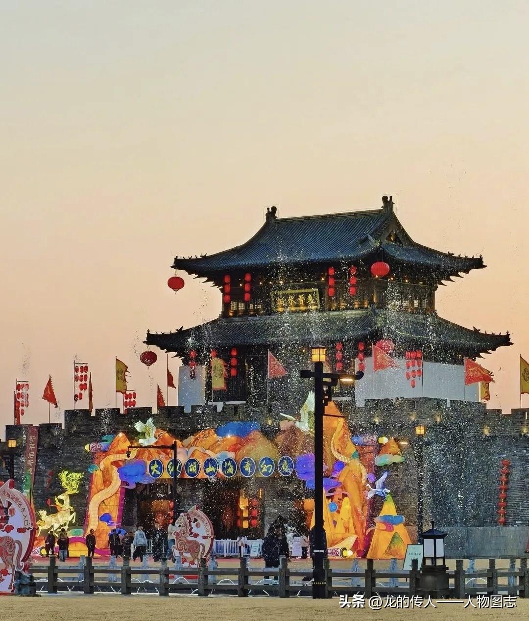 今天午休，同事悄悄在我桌上放了块樱花酥。粉粉的酥皮上还撒了糖霜，咬开是红豆馅。春