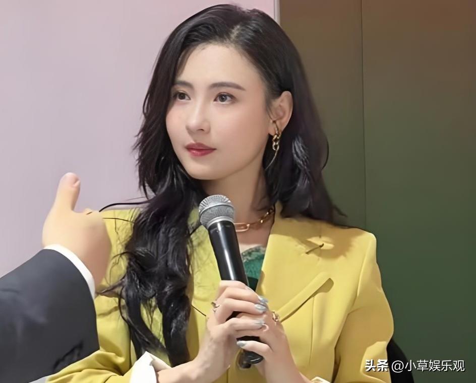 张柏芝亮相上海活动颜值太绝了45岁张柏芝惊艳上海，岁月忘了她，却没夺走骨子里的暖