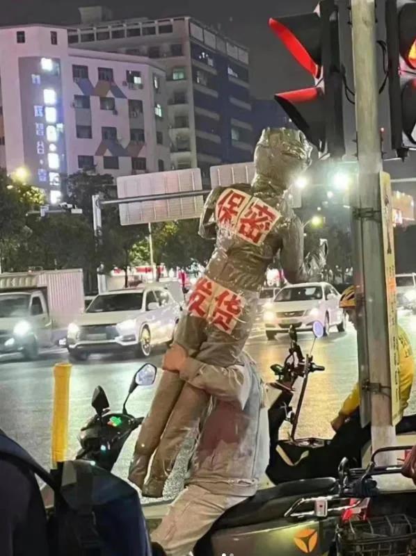 月薪2万的00 后程序员小刘最近火了
他在相亲时直接说：
“我可以结婚，但彩礼一