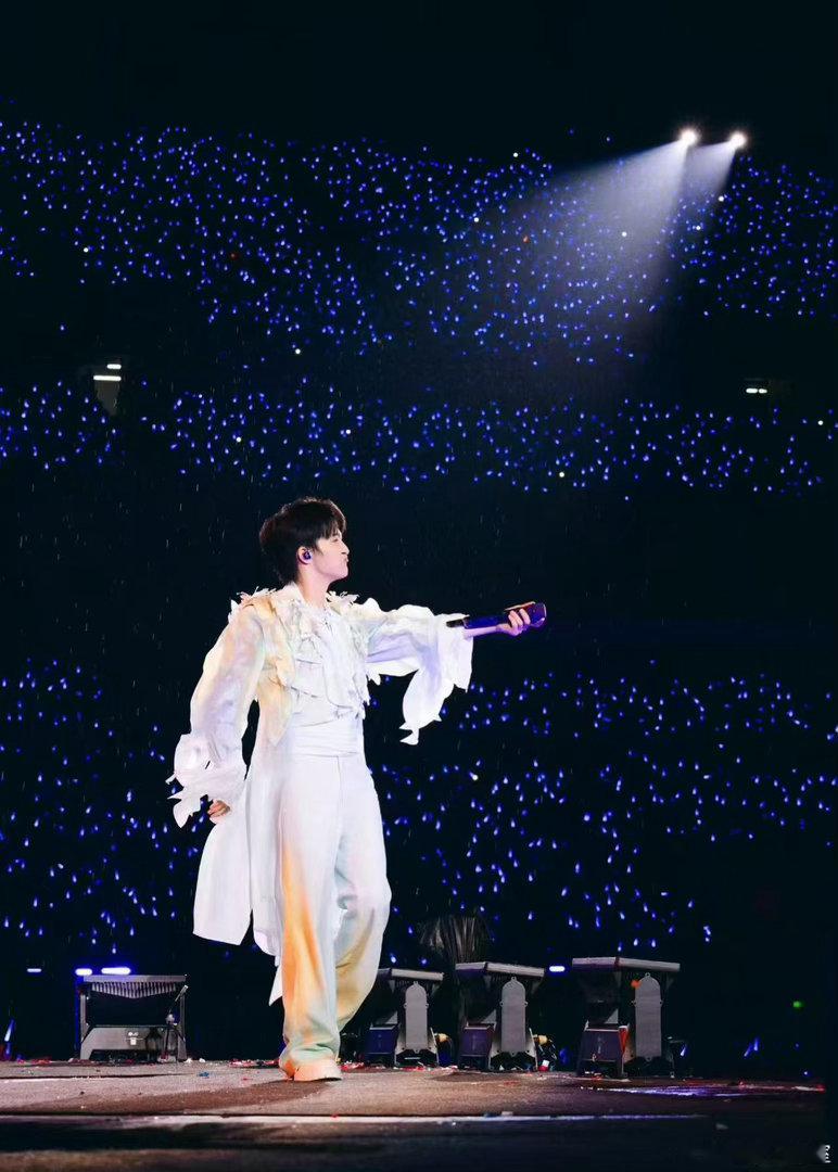 周深暑期八场演唱会周深演唱会四城官宣全新巡演阵容来袭，双城首秀亮相，经典城市返场