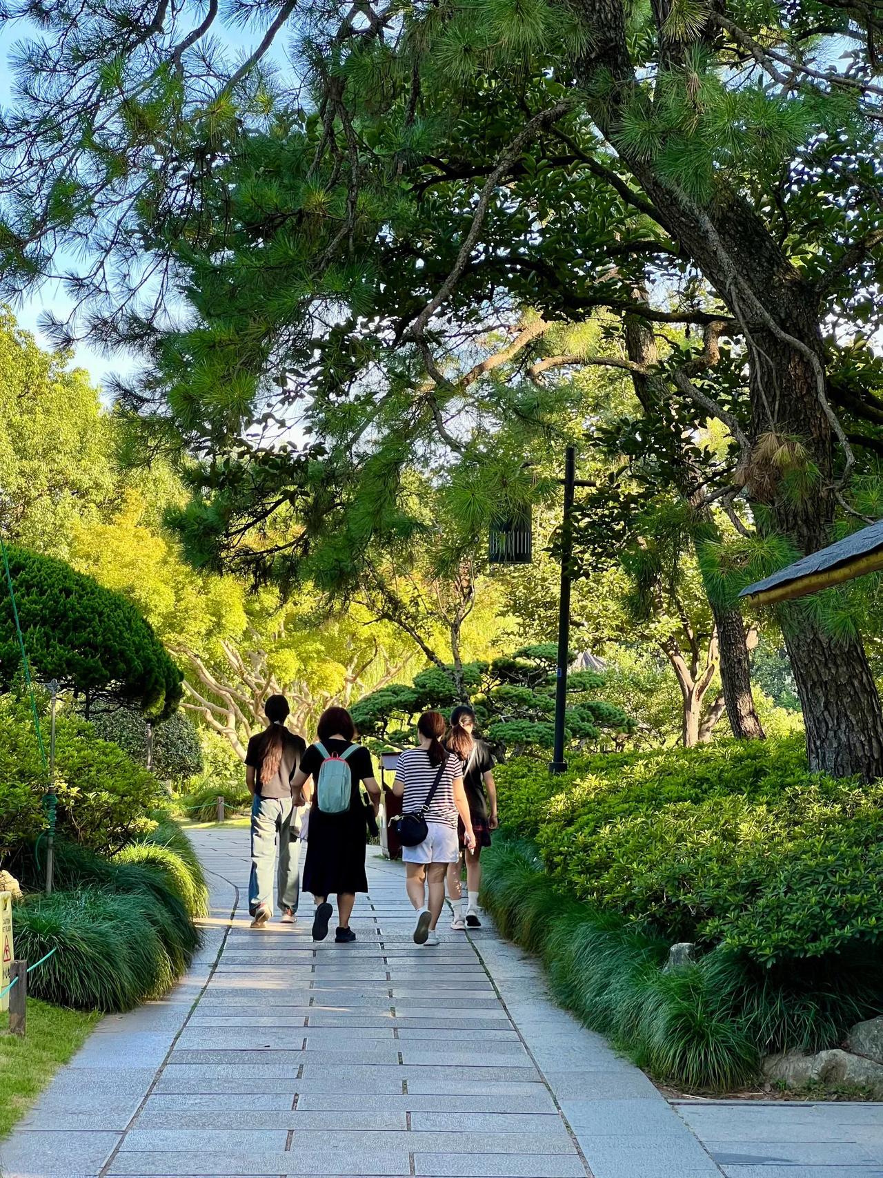 黄奕再回应女儿出道争议：爱与舆论的碰撞

近日，黄奕12岁女儿黄芊玲因被传将出道