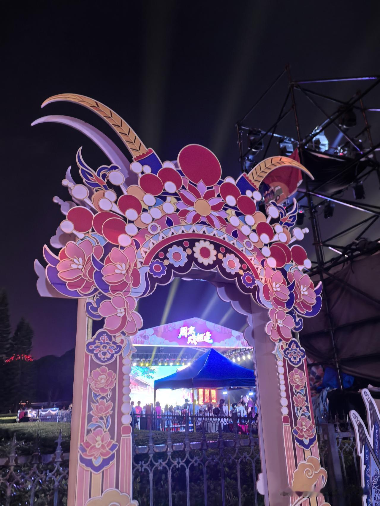 2026年中秋佳节，福州西湖公园与福建省博物院的夜景格外动人。
今年的中秋紧邻国