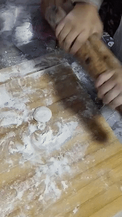 这孩子也太有头脑了！辽宁宝妈回老家包饺子，擀了二十年皮的手法竟被女儿挑出问题，宝