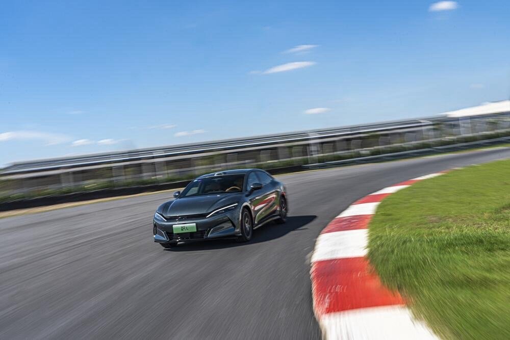 比亚迪或将加入F1等赛事外媒消息，比亚迪正评估进军F1、WEC等顶级赛事，拟自建