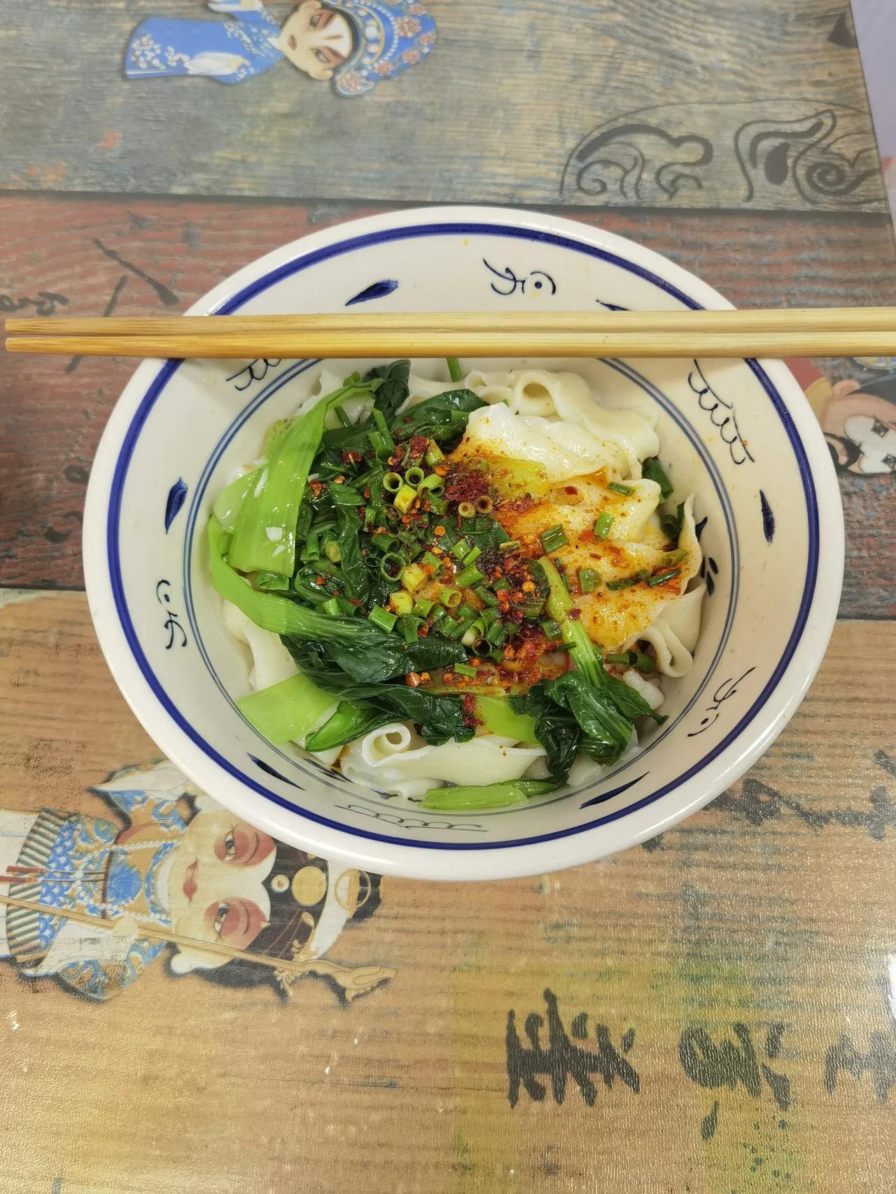 请各位网友看看我们西安人平时吃的油泼面，小碗才10元，真是味道香极了，欢迎各位朋