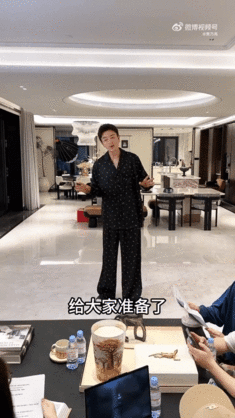 贾乃亮 别家公司福利简单敷衍，贾乃亮直接备齐手机平板耳机等数码好物，还有八千八百