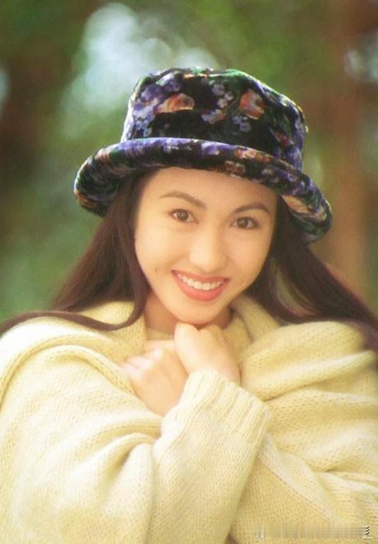 有人说，美人在骨不在皮。黎姿的美，像清晨的光，清亮又有温度。你喜欢她吗？黎姿