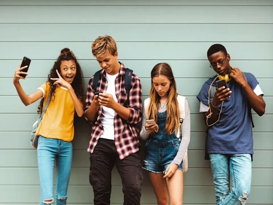 在传统美国梦中，成功往往被描绘为一条线性路径：上学、工作、买房、结婚、退休。但近