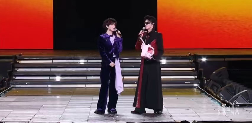棍铲双人talking全程短短一段talking承载满满温情，青岛演唱会棍铲双人