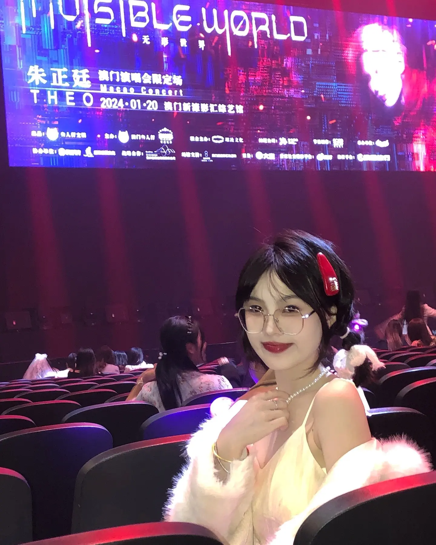 以前在我耳机里 现在他在我眼前 