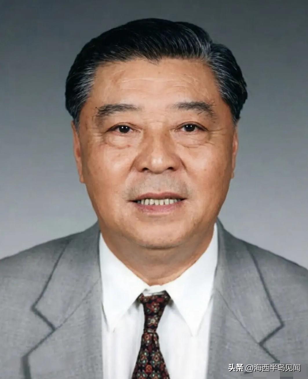 他38岁任广东云浮县县委书记，42岁由中央破格提拔，直接升任广东省委书记。主政期
