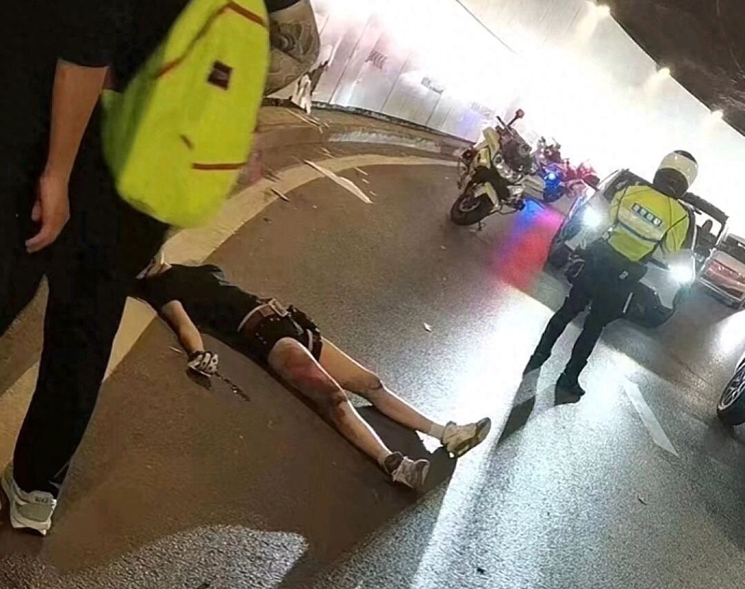 又挂了一个美女骑车，摩托车手们要引以为戒…… ​​​