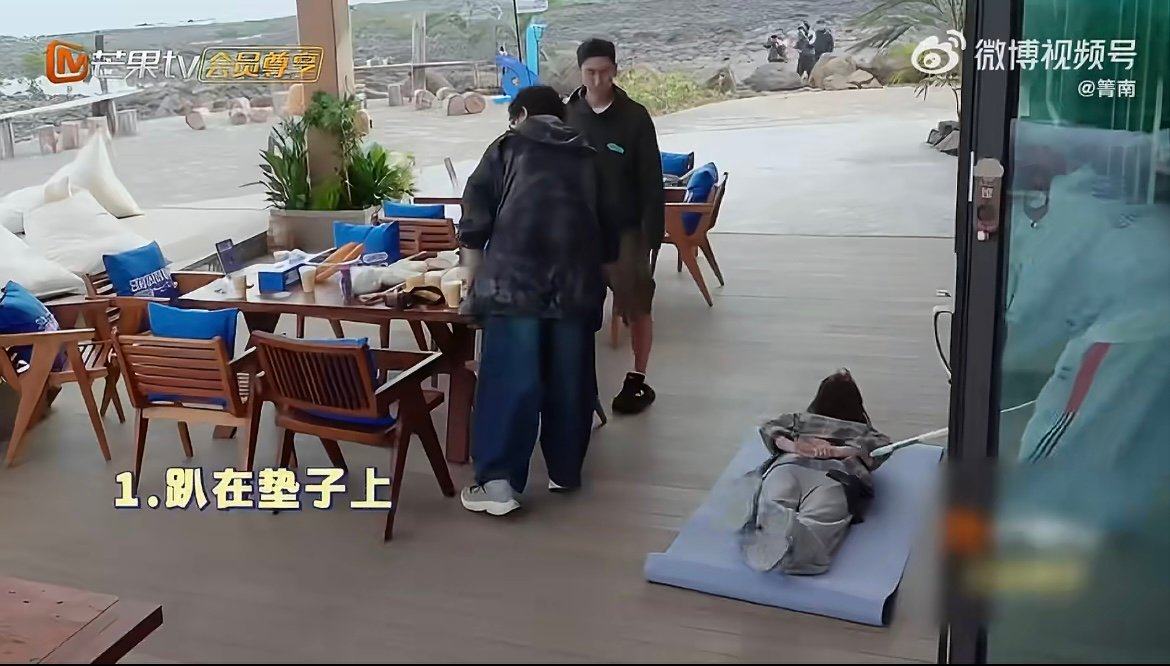 秦岚还记得自己是个明星吗 秦岚在客栈里玩得超投入，怎么开心怎么来，完全看不出是女