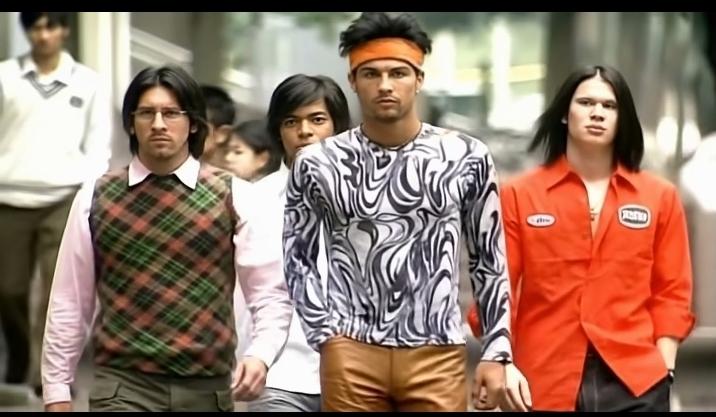 笑死我了！
C罗领衔，梅西和哈兰德左右护法，新装F4出笼，这是青春的回忆！
还露