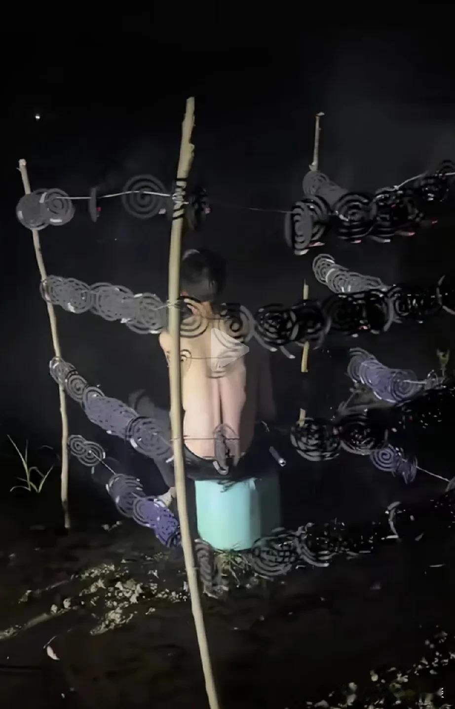 这鱼非钓不可吗？干嘛那么拼呢？男人就喜欢钓鱼，也不上班，白天晚上都在鱼塘旁边呆着