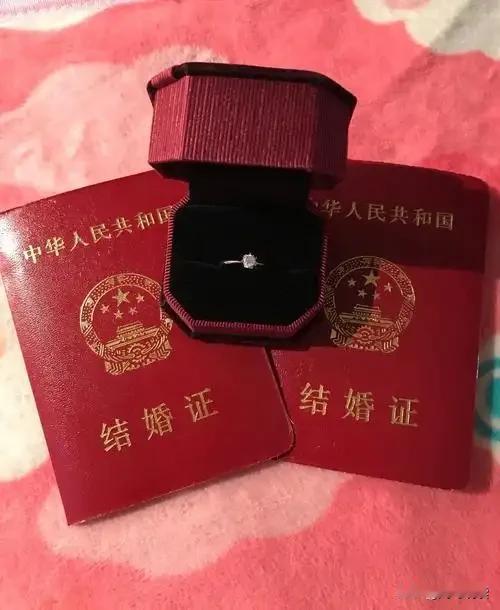 2016年我结婚的时候，那时候还没有退伍，婚后的一年多，我休假回家，想给老婆一个