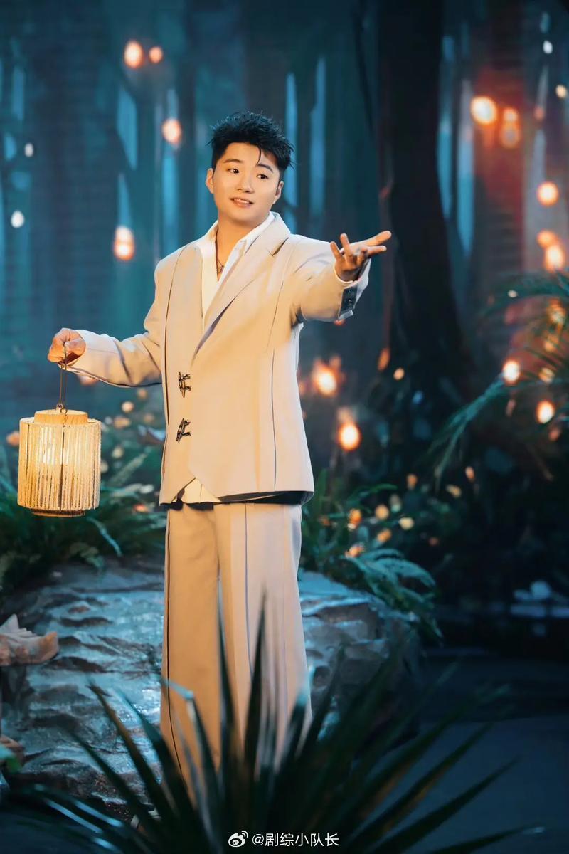 第一次见获奖感言带上盒饭老师的白小白这波操作真是笑不活了，别人获奖感言走心煽情，