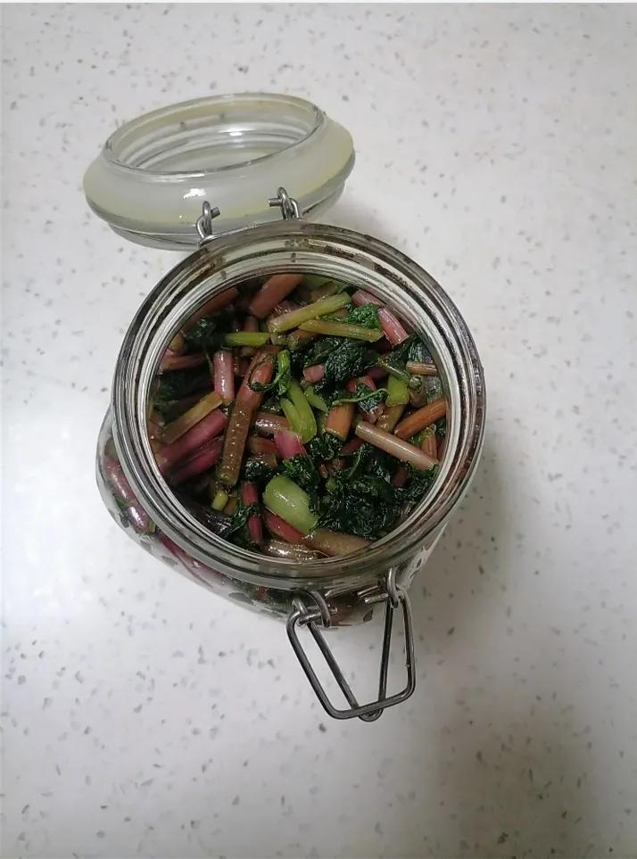 喜欢腌咸菜的朋友们，给你们推荐一个装腌咸菜的玻璃瓶，它不是很大，装满了大约可以装