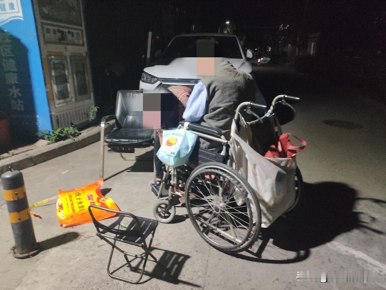 凌晨一点左右，在郑州市中原区一小区里路灯下，遇到两位七旬患病老夫妇，男的因病无法