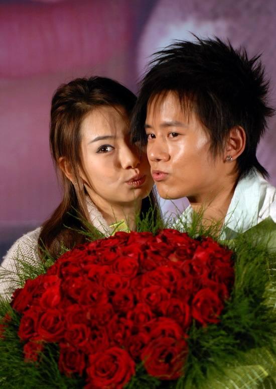 戚薇一嘟嘴，可爱就有了代名词。不过，原本她就长得很可爱很美丽。张杰和她同框合影，