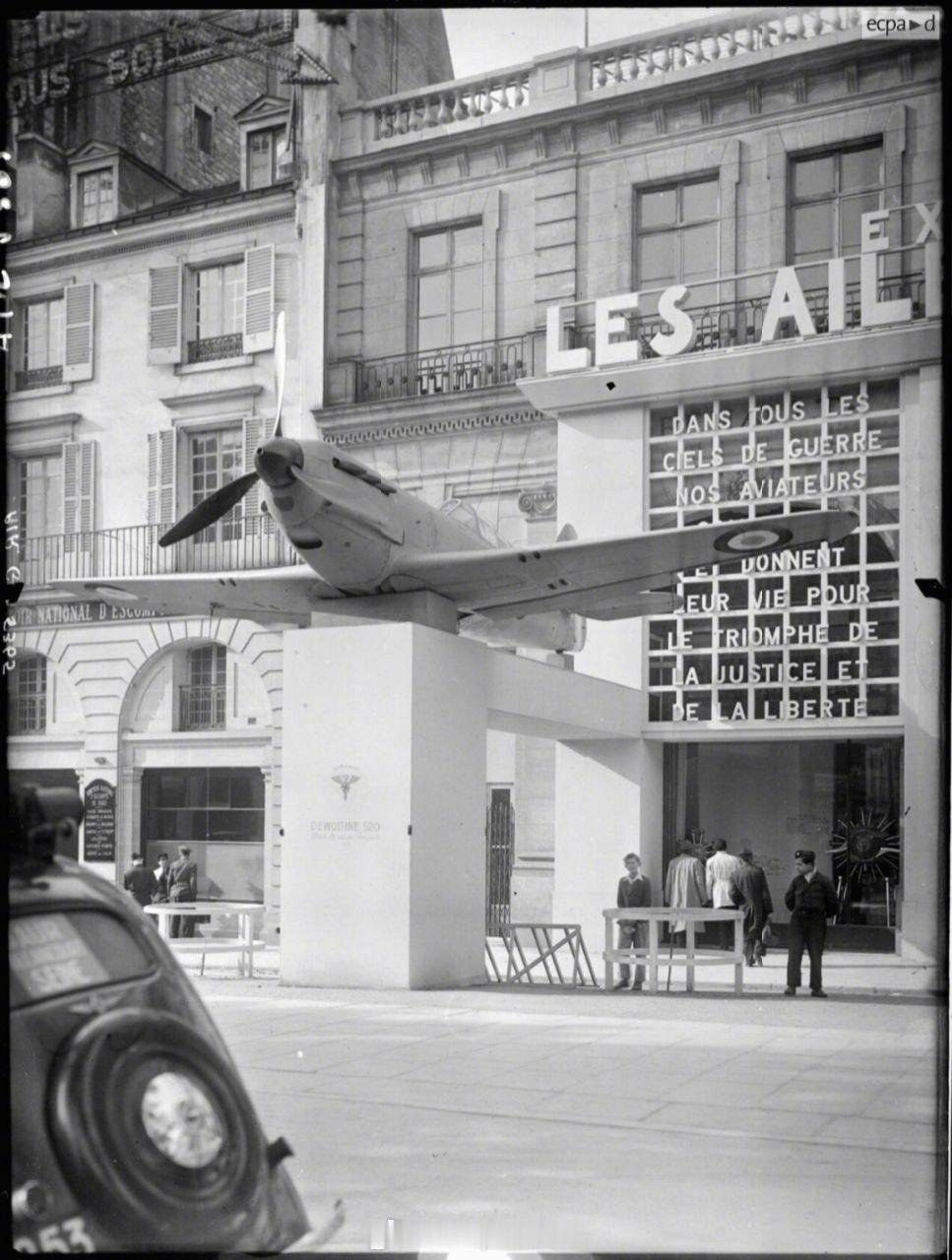 照片中的历史 1945年4月-5月，巴黎香榭丽舍大街上举办的“法国之翼”（Les