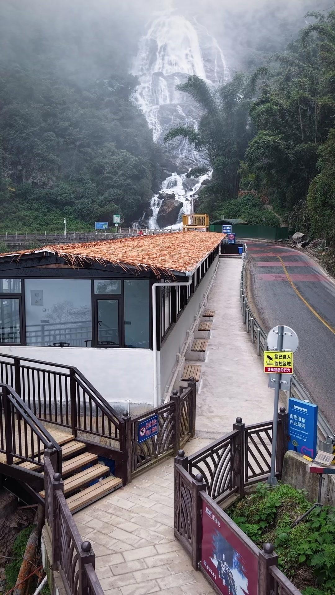 🌊南恩瀑布升级后真的不一样了，站在观景台看下去，水流从高处倾泻而下，像银河落九