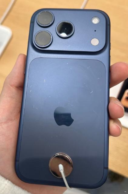 iPhone17Pro线下展出真机已满身划痕 [泪奔]刚买就成战损机了 ​​​