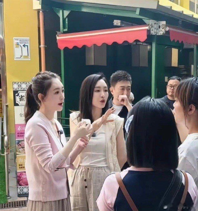 李小冉应该是内娱独一份，她的感情经历写个剧本都过不了审。 