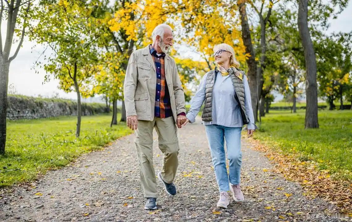 经常散步到底好不好？医生提醒：50岁以上人群，注意好5点

很多人一边喊着腰痛腿