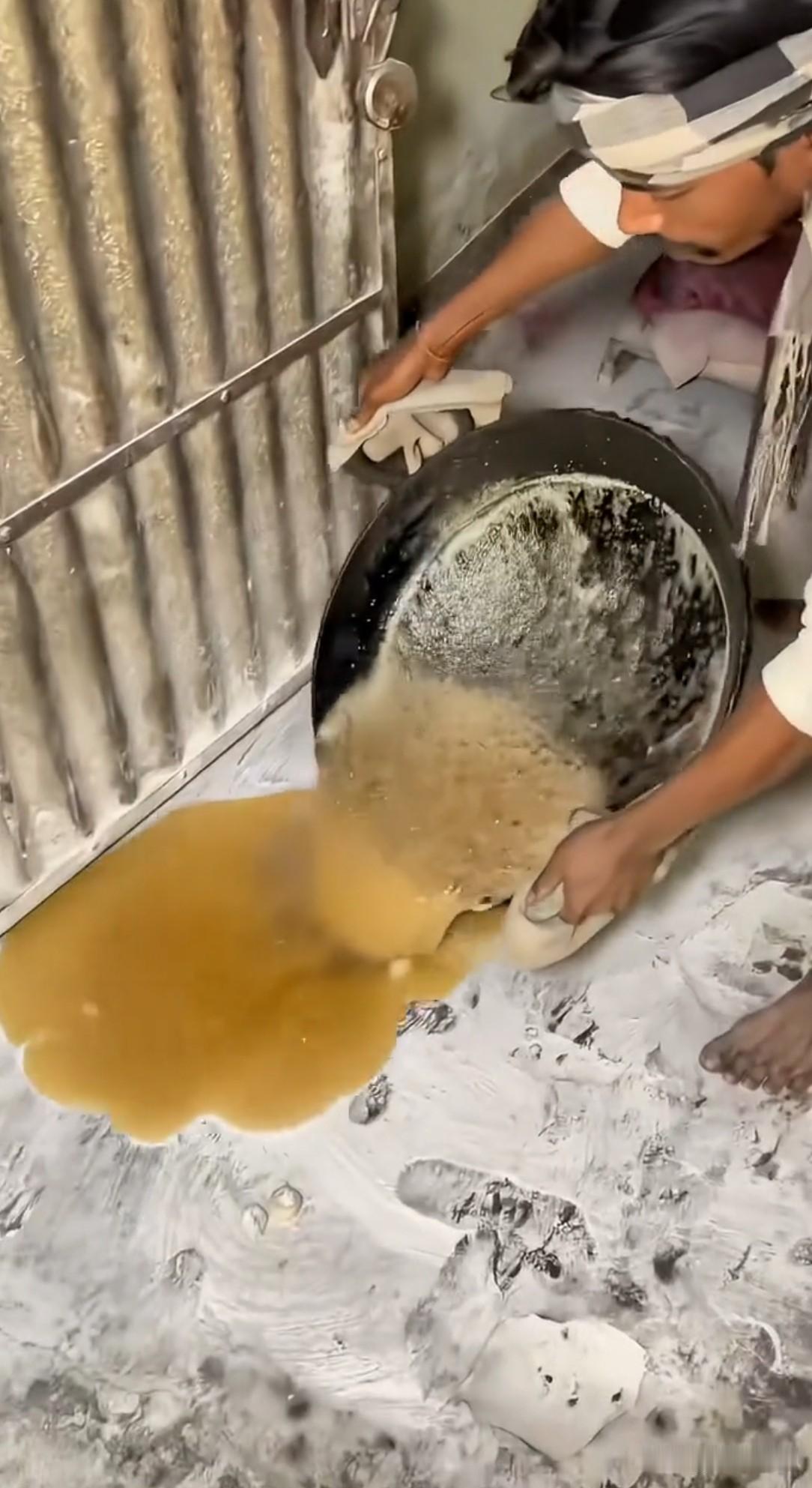 印度美食，让人大跌眼镜！

地上捡的食物洗洗再吃大家都能理解，但直接踩食材实在接