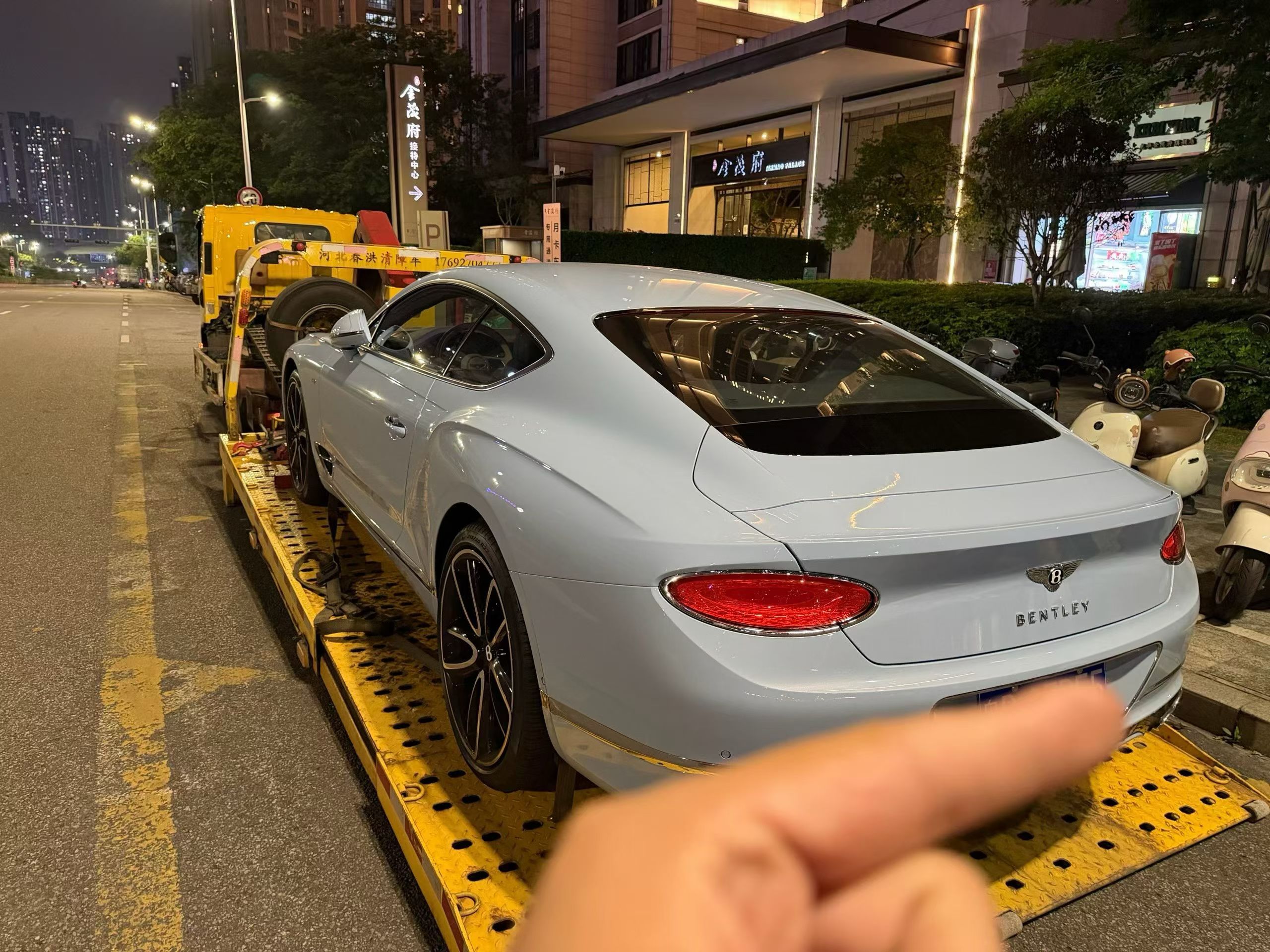 别让平庸辜负你的野心！这台22年上牌，宾利欧陆GT V8、4700公里，炫蓝外观