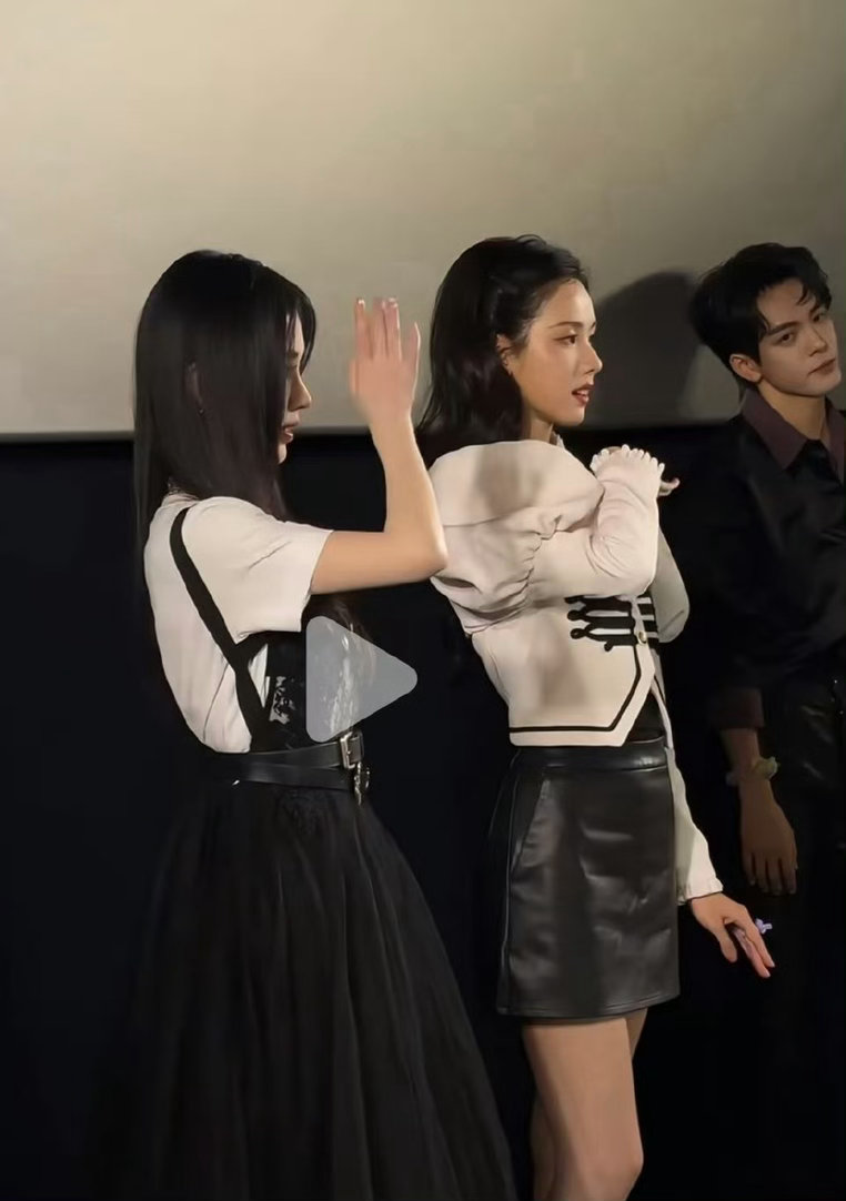 陈都灵的侧脸，好饱满的额头，辨识度太强了，另一个人为啥总拿厚头发挡住 