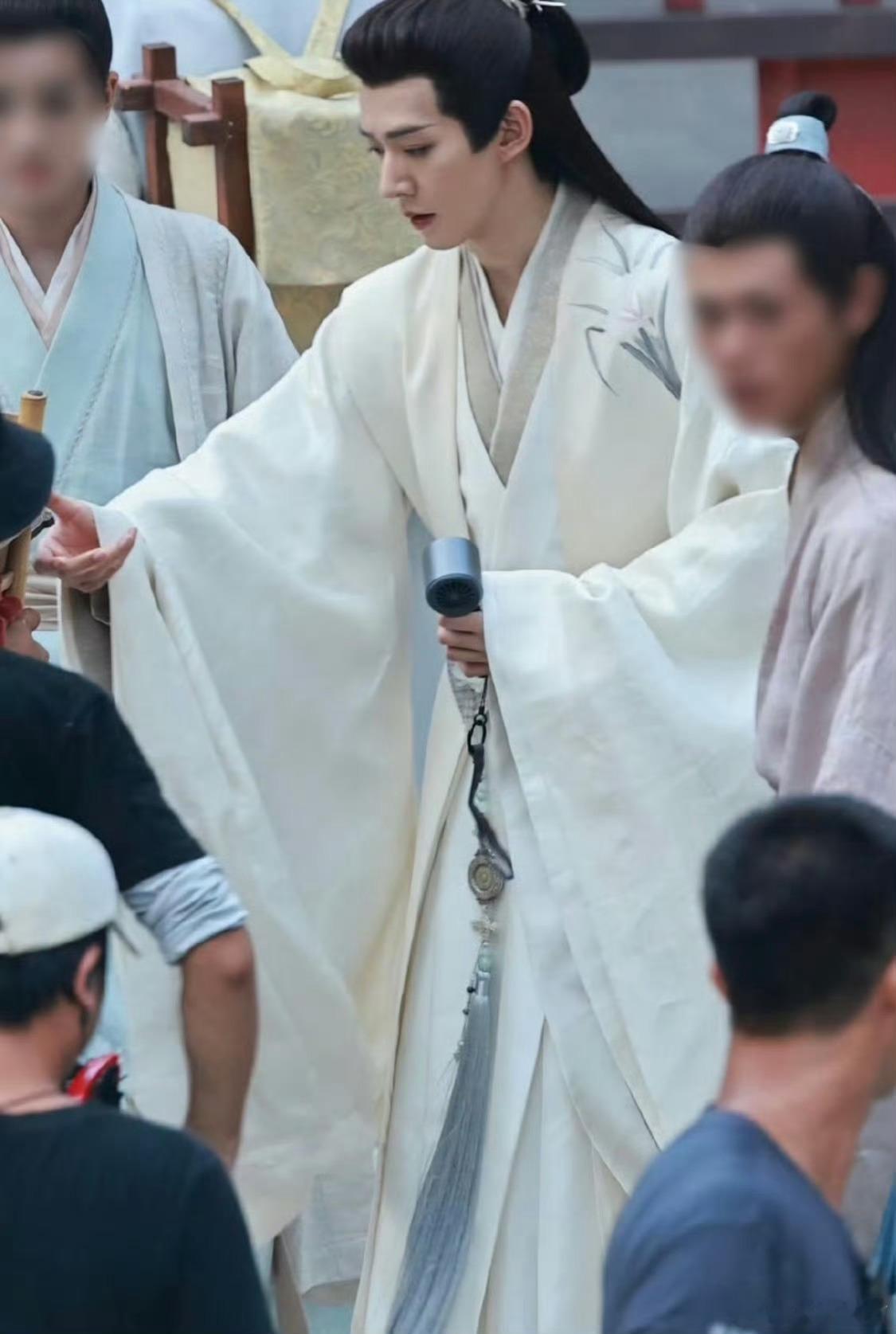 邓为就这样全程风扇不离手横店资深选手防暑基操实锤上线，别人空着手出席时装秀，只有
