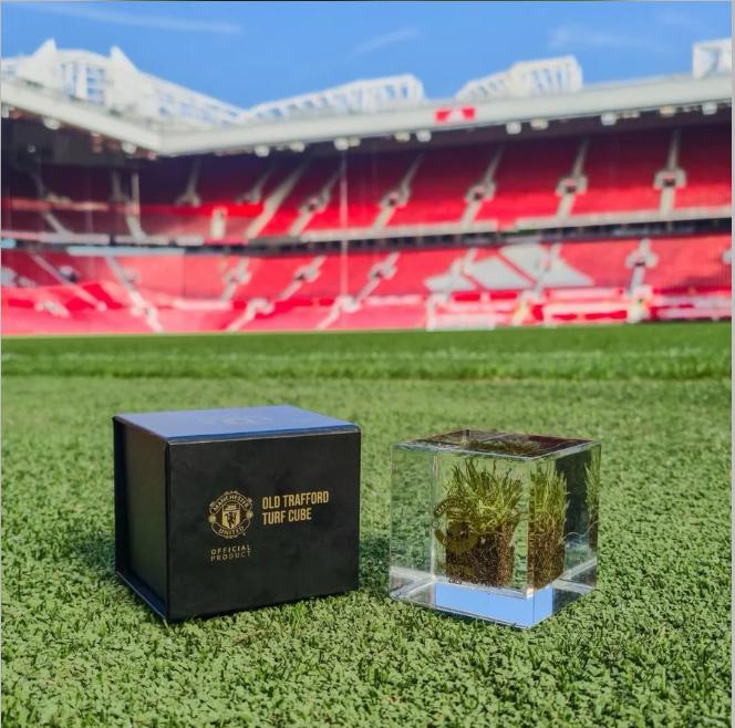 【曼联动态】这不是开玩笑，这是真的：跟巴萨学的，曼联也开始卖草皮了

《泰晤士报