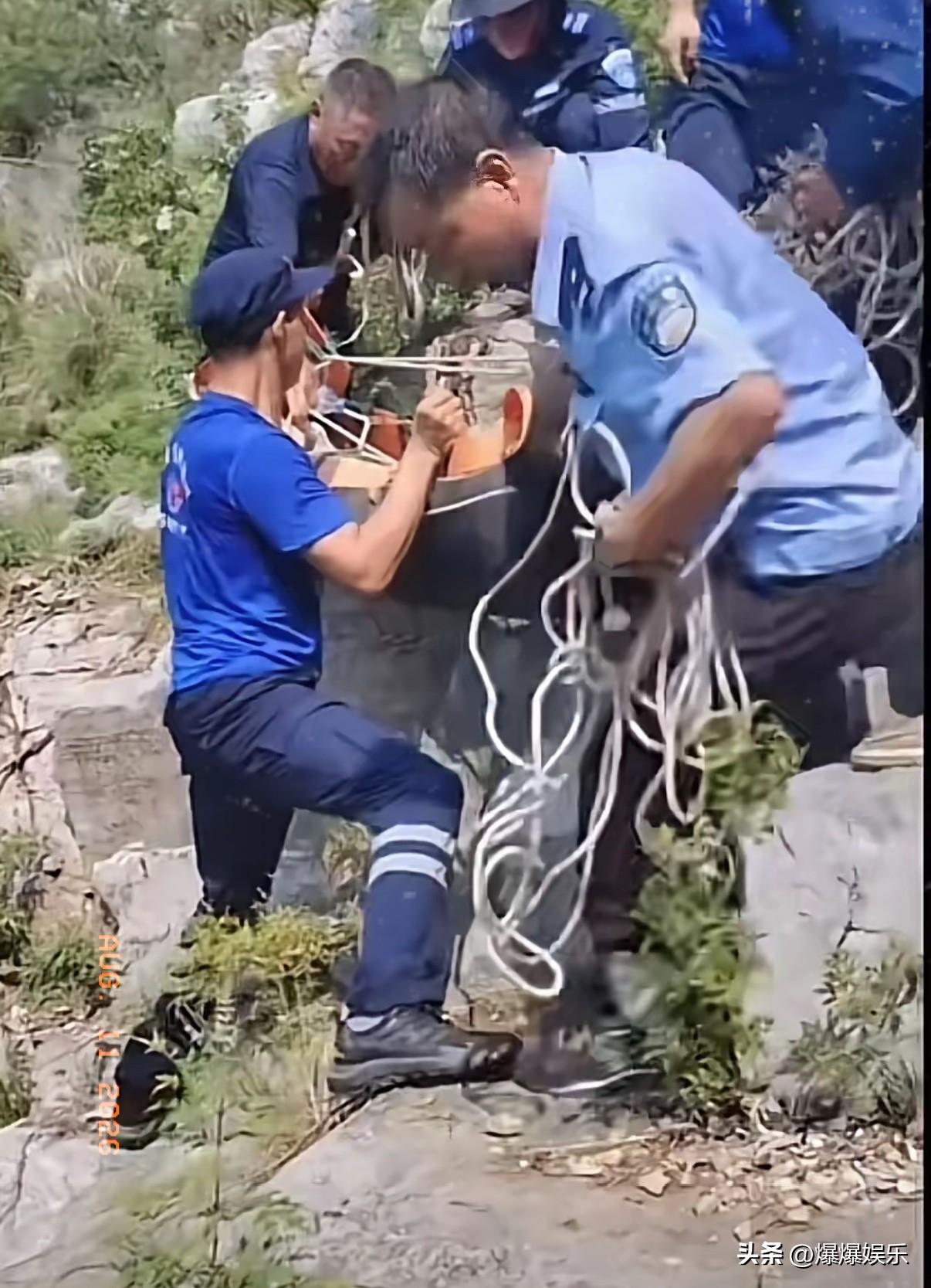 不少人心里都有疑惑，程梦圆仅仅九十斤，为何多名救援人员转运时却格外费力。其实并不