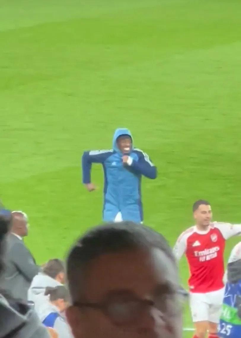 赛后马杜埃凯一蹦一跳的参与了庆祝，从球员的反应来看，似乎问题不大。最新的消息是检