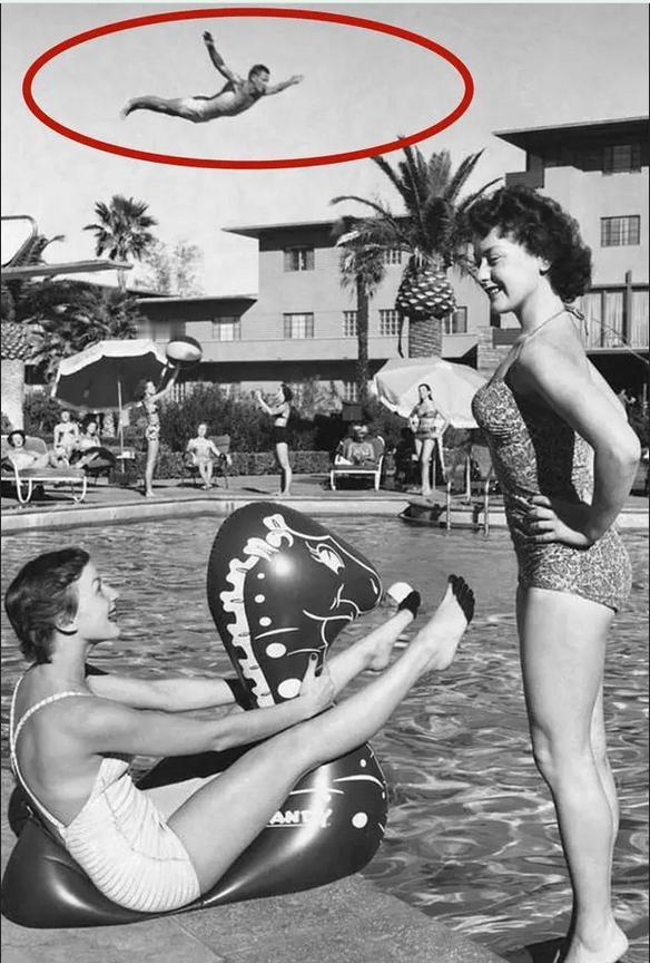 1950年代的美国，泳池边上女模特被远处的“飞人”抢镜

这是一张拍摄于上世纪5